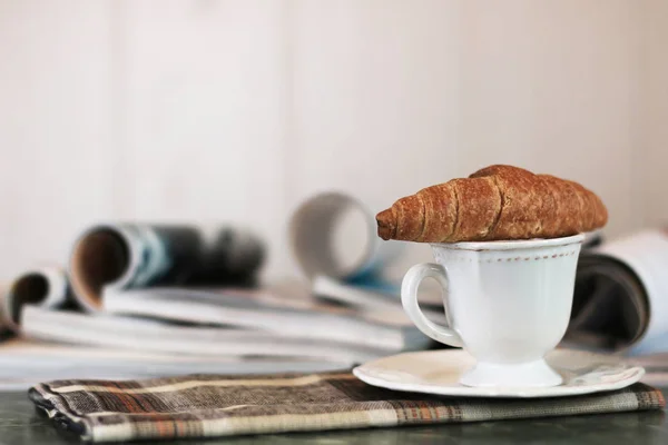 Zeitschriften Kaffee Croissant — Stockfoto