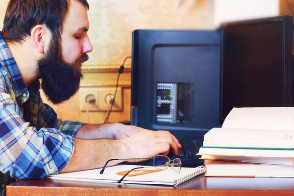 Pisać pióro komputera mężczyzna praca — Zdjęcie stockowe