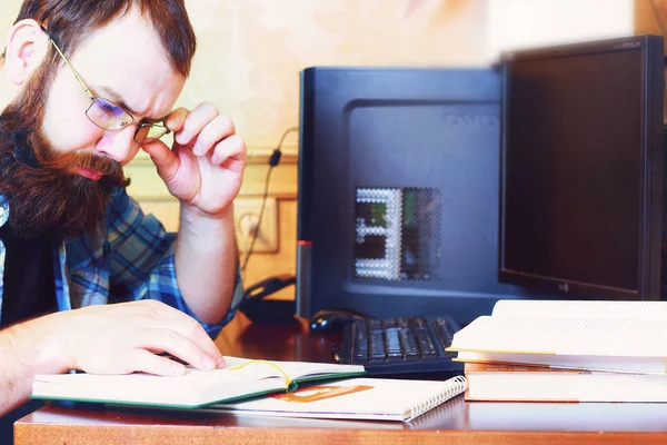 Männliche Arbeit Computer Stift schreiben — Stockfoto