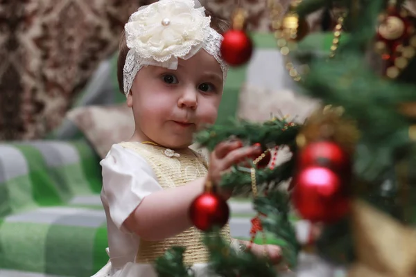 Enfant décorer le jouet sapin de Noël — Photo