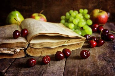ahşap arka plan ve kiraz berry Retro kitap