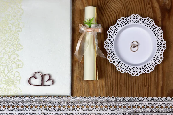 Accessoires de mariage et invitations à encadrer table en bois léger — Photo