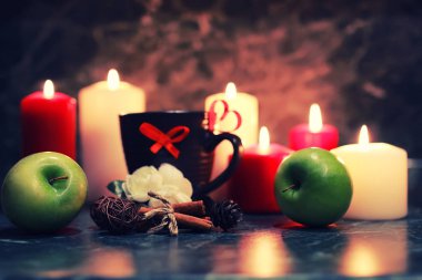 gece masa kupa ve mum