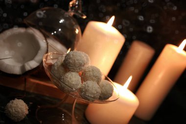 Cokonut şekerle tonda kompozisyon