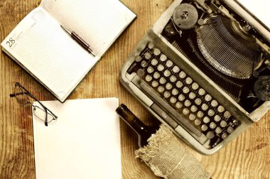Daktilo retro masaüstüyle yazar