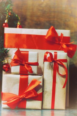 hediyeler Noel ağacının altında yığını