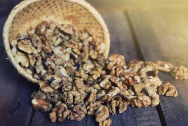 ahşap arka planda ceviz