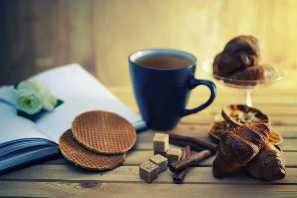 Xícara de chá croissant livro — Fotografia de Stock