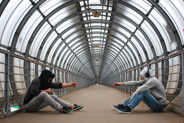 Manusia terowongan perkotaan mendengarkan musik — Stok Foto