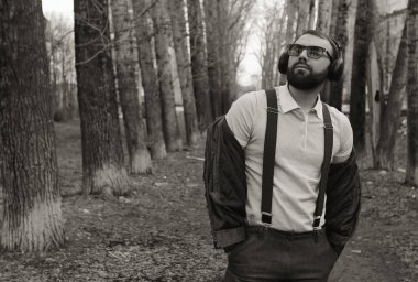 tek renkli sakallı adam Park müzik dinle