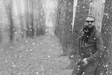 Kış sakallı adam Park kulaklık ile