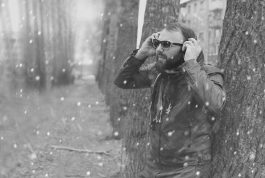 Kış sakallı adam Park kulaklık ile