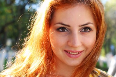 bir şapka hipster Kızıl saçlı kız