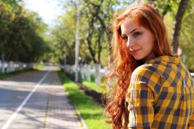 bir şapka hipster Kızıl saçlı kız