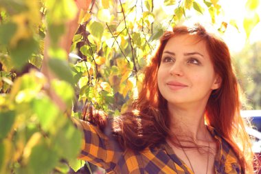 bir şapka hipster Kızıl saçlı kız