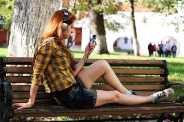bir şapka hipster Kızıl saçlı kız