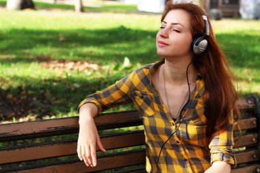 bir şapka hipster Kızıl saçlı kız