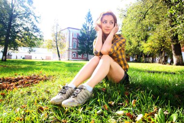 bir şapka hipster Kızıl saçlı kız