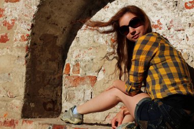 bir şapka hipster Kızıl saçlı kız