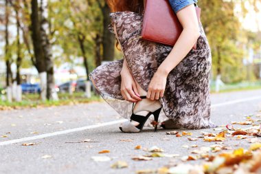 Kızıl saçlı kız elbise klasör belgeler ile