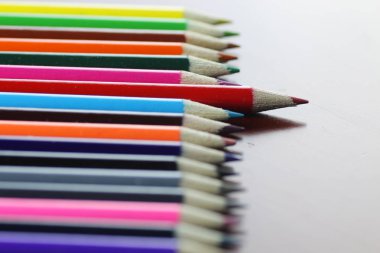 ahşap masa üzerinde renkli kalemler