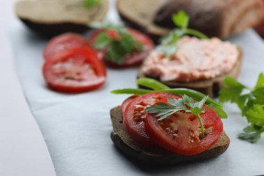 sandviç ekmek domates sos yeşil sağlıklı sebze