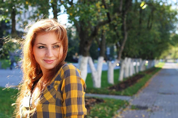 Menina ruiva em um chapéu hipster — Fotografia de Stock