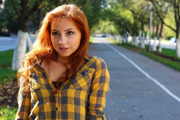 Menina ruiva em um chapéu hipster — Fotografia de Stock