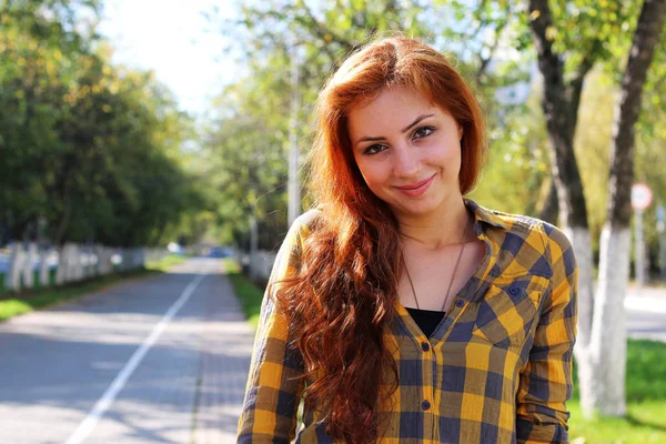 bir şapka hipster Kızıl saçlı kız