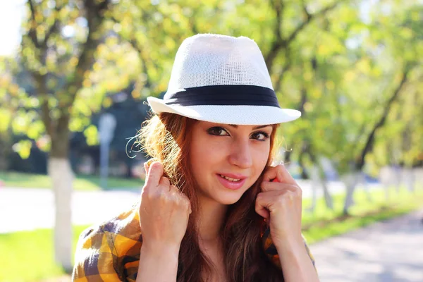 Dai capelli rossi ragazza in un cappello hipster — Foto Stock