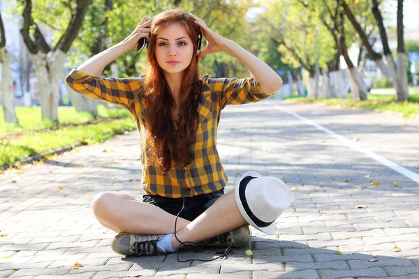 Fille aux cheveux roux dans un chapeau hipster — Photo