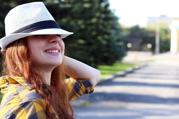 Chica pelirroja en un sombrero hipster — Foto de Stock