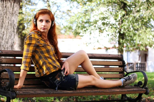 Bir şapka hipster Kızıl saçlı kız — Stok fotoğraf