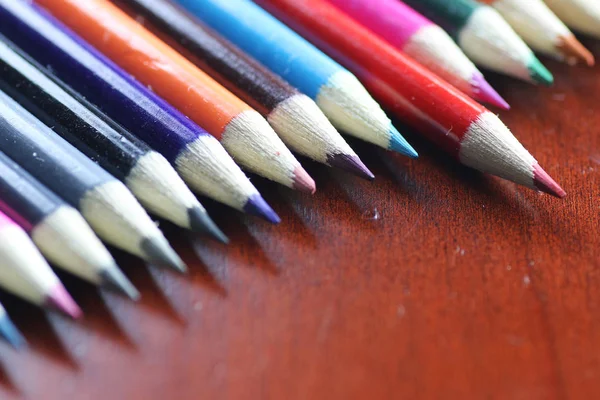 Lápis coloridos na mesa de madeira — Fotografia de Stock