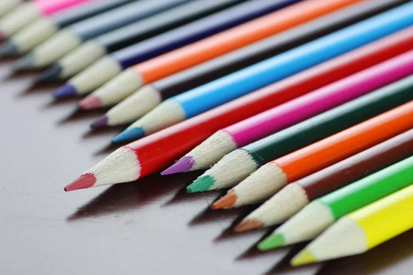 Lápis coloridos na mesa de madeira — Fotografia de Stock