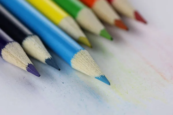 Lápices de colores sobre mesa de madera — Foto de Stock