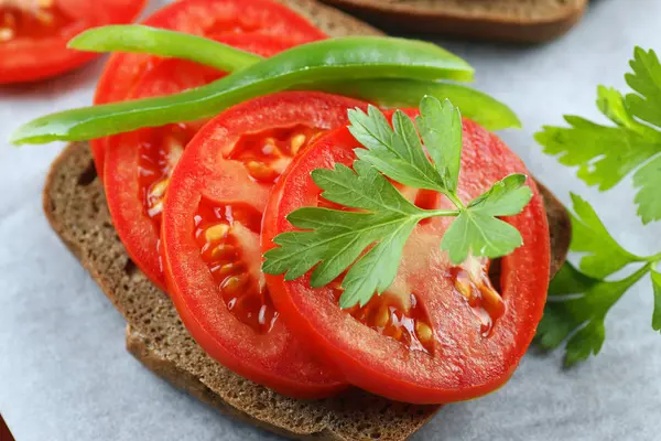 Sandwich bread tomato sauce green healthy vegetables — Stock Photo, Image