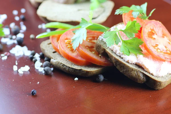 Sandwich bread tomato sauce green healthy vegetables — Stock Photo, Image