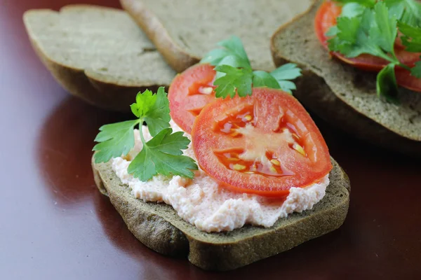 Sanduíche pão tomate molho verde legumes saudáveis — Fotografia de Stock