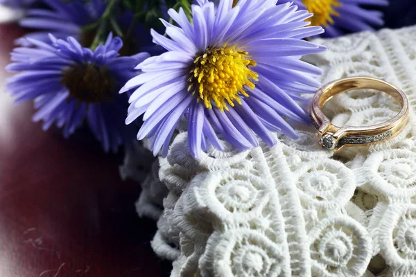 Divoké květiny kytice kroužky — Stock fotografie