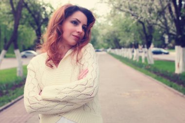 Bahar elma sokakta yürüyen kız