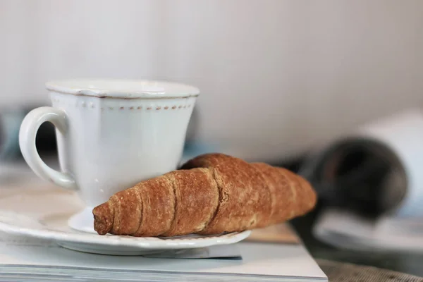 Zeitschriften Kaffee Croissant — Stockfoto