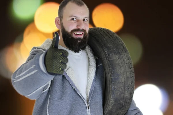 Homem mudando rodas de pneus inverno — Fotografia de Stock