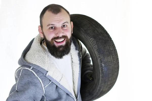 Hombre cambiando ruedas de neumáticos invierno — Foto de Stock