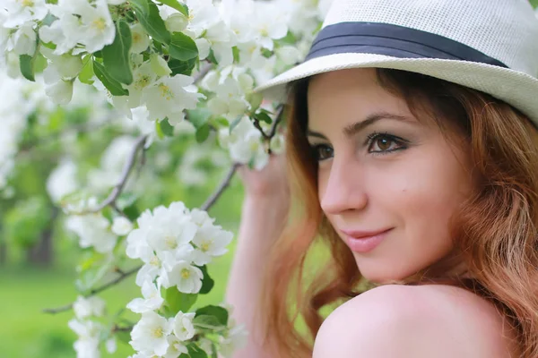 Fille en fleur de jardin de pomme — Photo