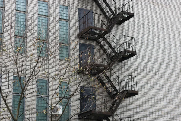 Fenêtre de bâtiment en brique rétro — Photo