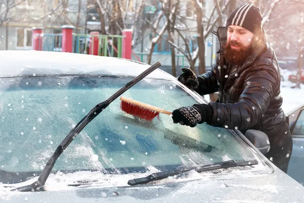 男の車でガラスから雪をきれいに — ストック写真