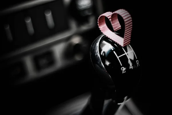 Forma di cuore sul cambio manuale in auto — Foto Stock