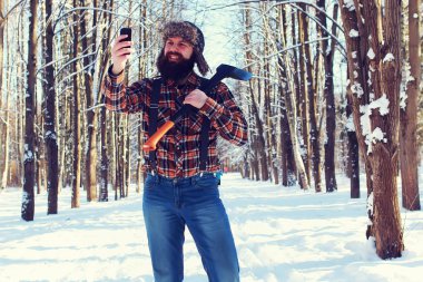 Güneş gün adam ormanda balta ile