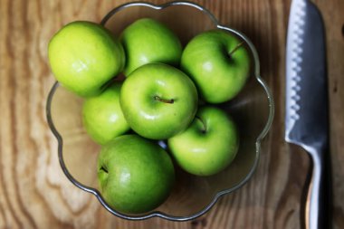 Ahşap arka planda yeşil elma